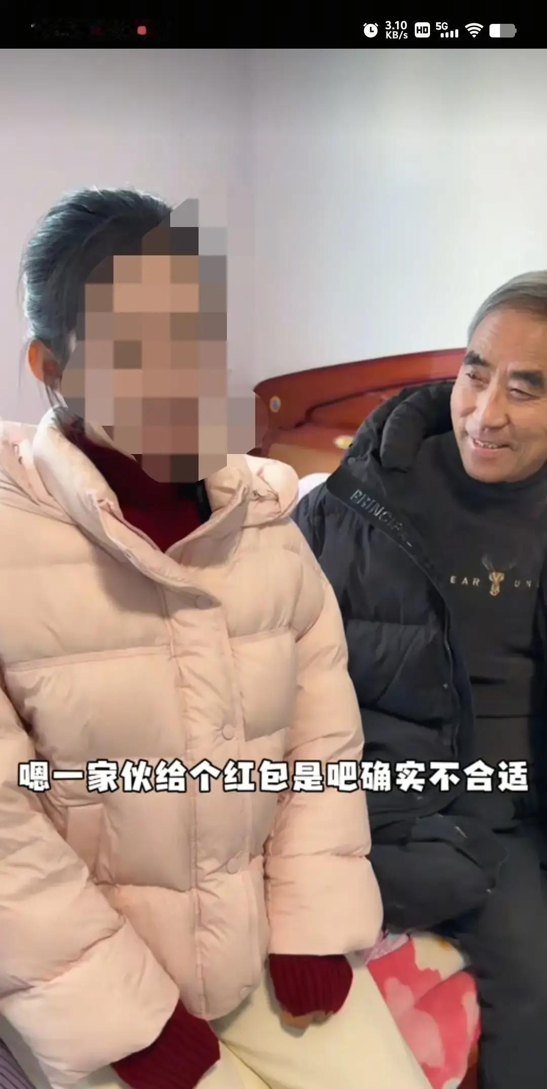 麦小登拎着红包要进病房被她爸一把拽住，说先找医生别塞钱。我隔着屏幕都替她尴尬，