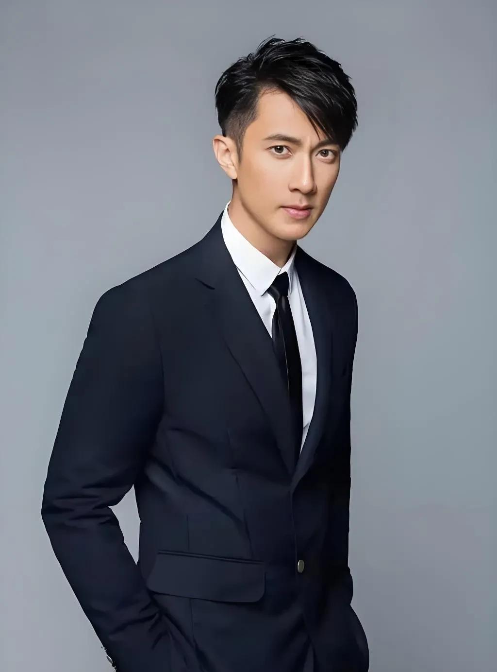吴尊说，我跟父母睡到14岁，有一次晚上，他们正在卿卿我我、甜言蜜语，可我特别想上