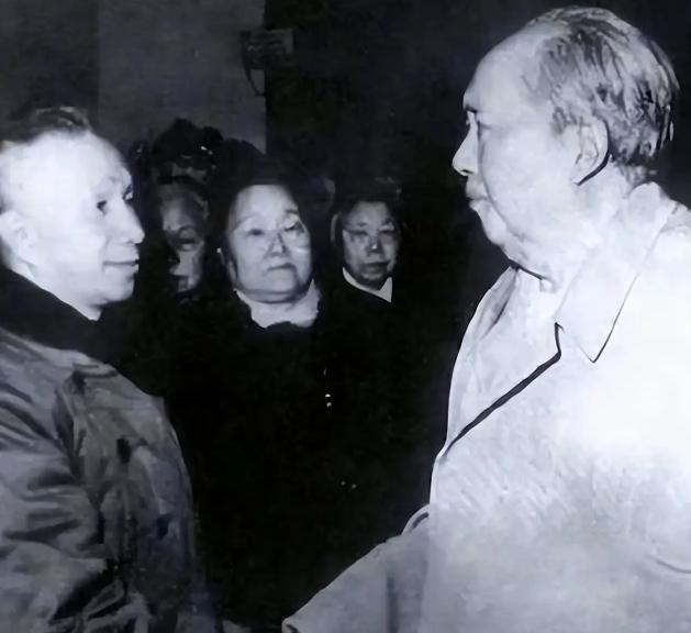 1960年，毛主席邀已被撤职的粟裕前来参加上海政治局扩大会议，会前曾对他说：