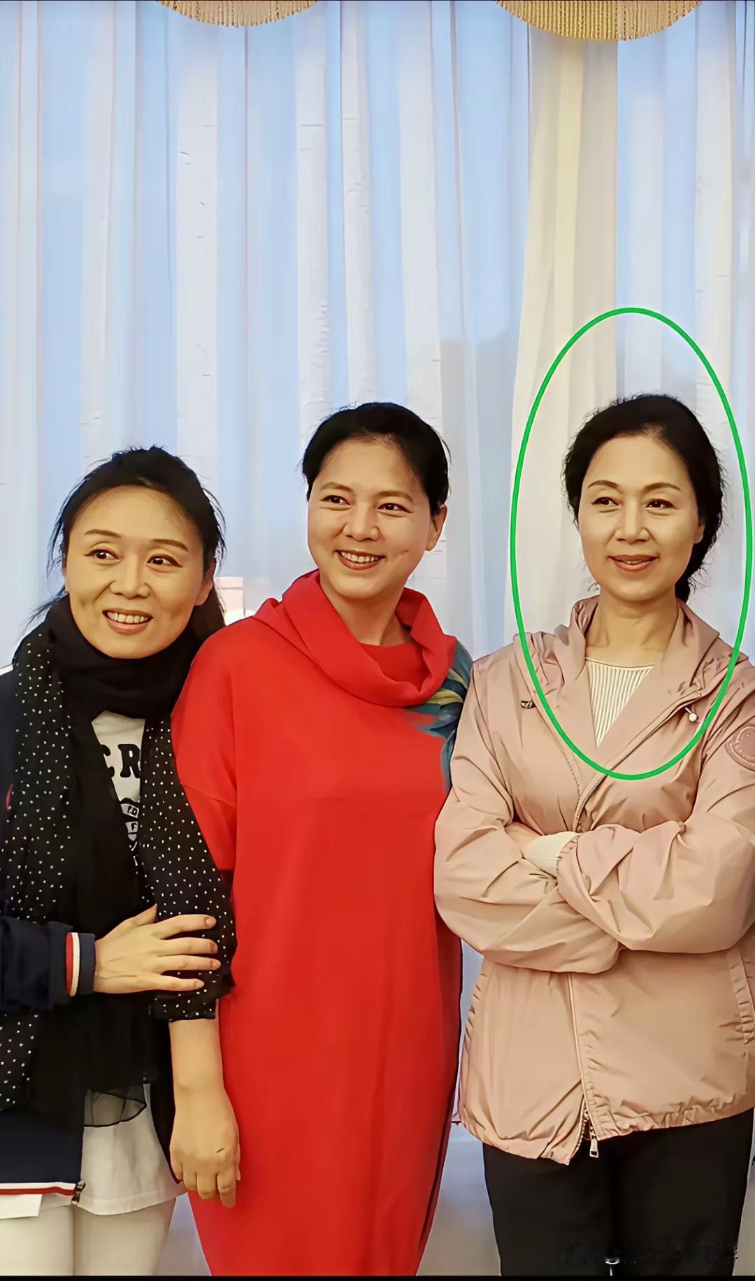 马兰与吴琼，都是著名的黄梅戏演员。二人同龄，今年都是60多岁了。马兰找了著名的