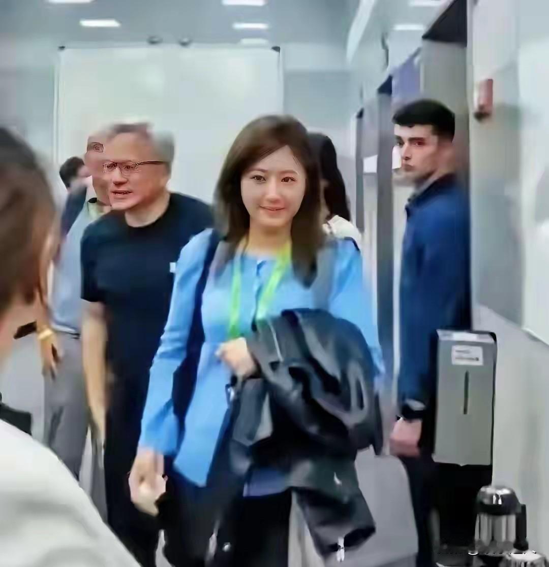 黄仁勋身边的女助理曝光，颜值不输明星，口才堪比CEO！这才是真正的“集美貌与才华