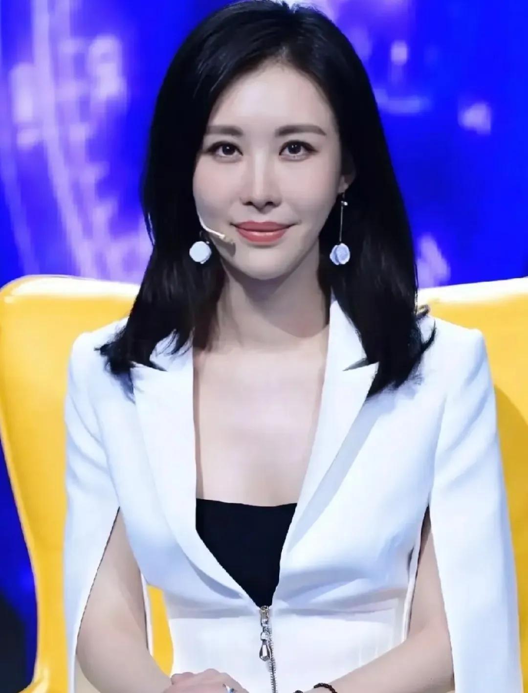 田朴珺这回做得是真绝，翻了翻她的社交账号，跟王石的那些恩爱合照删得干干净净。