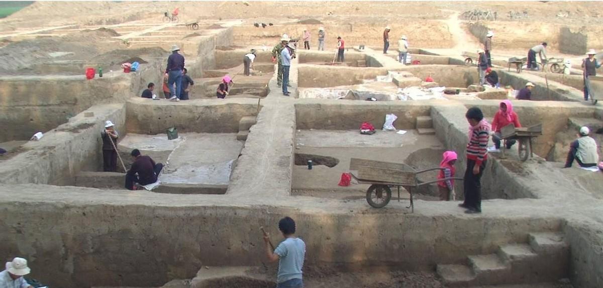 山东淄博的一个小村庄，在施工时挖出了陶瓷碎片，竟然意外发现了一座3000前的大墓