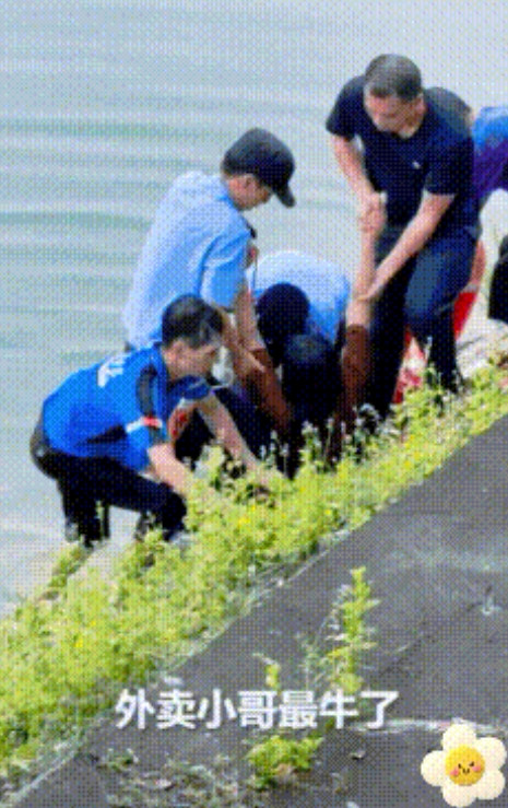 “上人民日报了！”广东茂名，50岁外卖员送餐经过大桥，突然跳下车，从10余米高桥