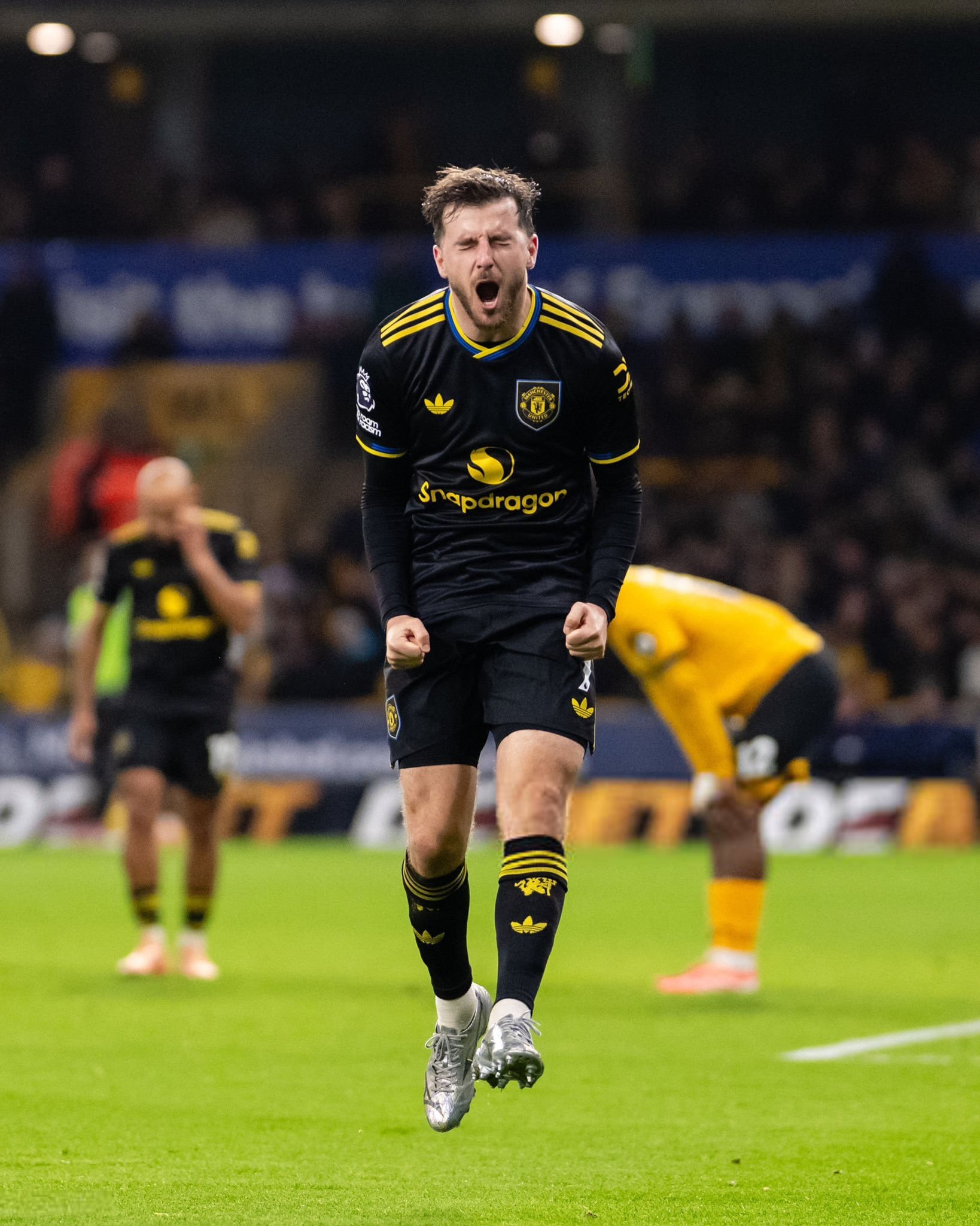 客场大胜15轮只拿到2分的狼队，阿莫林用对了前场三叉戟：库尼亚突前，芒特左，詹皇