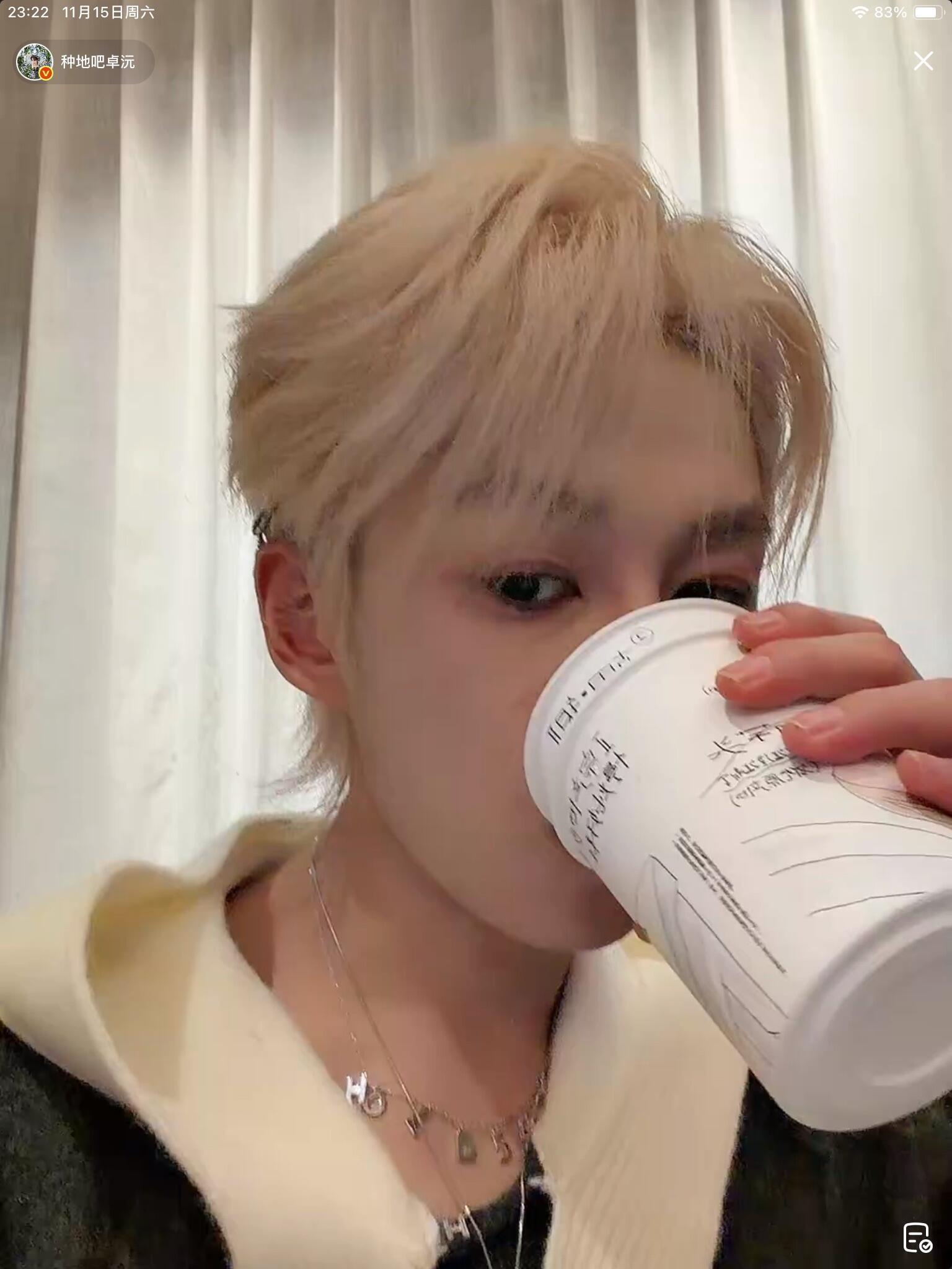 也是喝上同款了！里面小料很好吃，木薯桃胶糯叽叽，果然是后陡门严选好料，蹲蹲粉丝宝