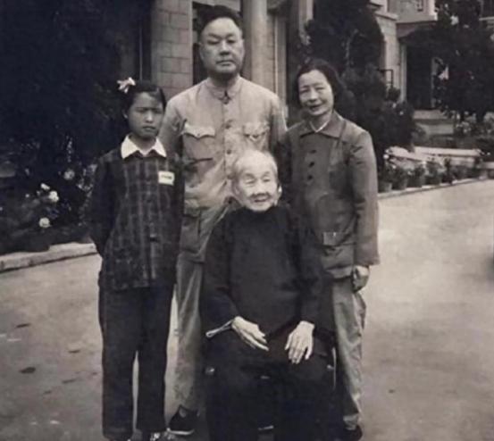 胡乔木回忆说，1962年，毛主席的岳母(杨开慧母亲)向振熙老人去世了。听到这个消