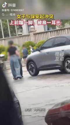 出乎意料。4月22日，福建三明，一女子驾车到校门口让孩子下车，保安让她往前开不要