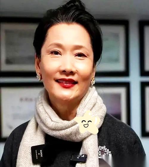 真的太佩服何赛飞的清醒和底气了，生完孩子一句话，直接把凑热闹的亲戚全挡在了门外，