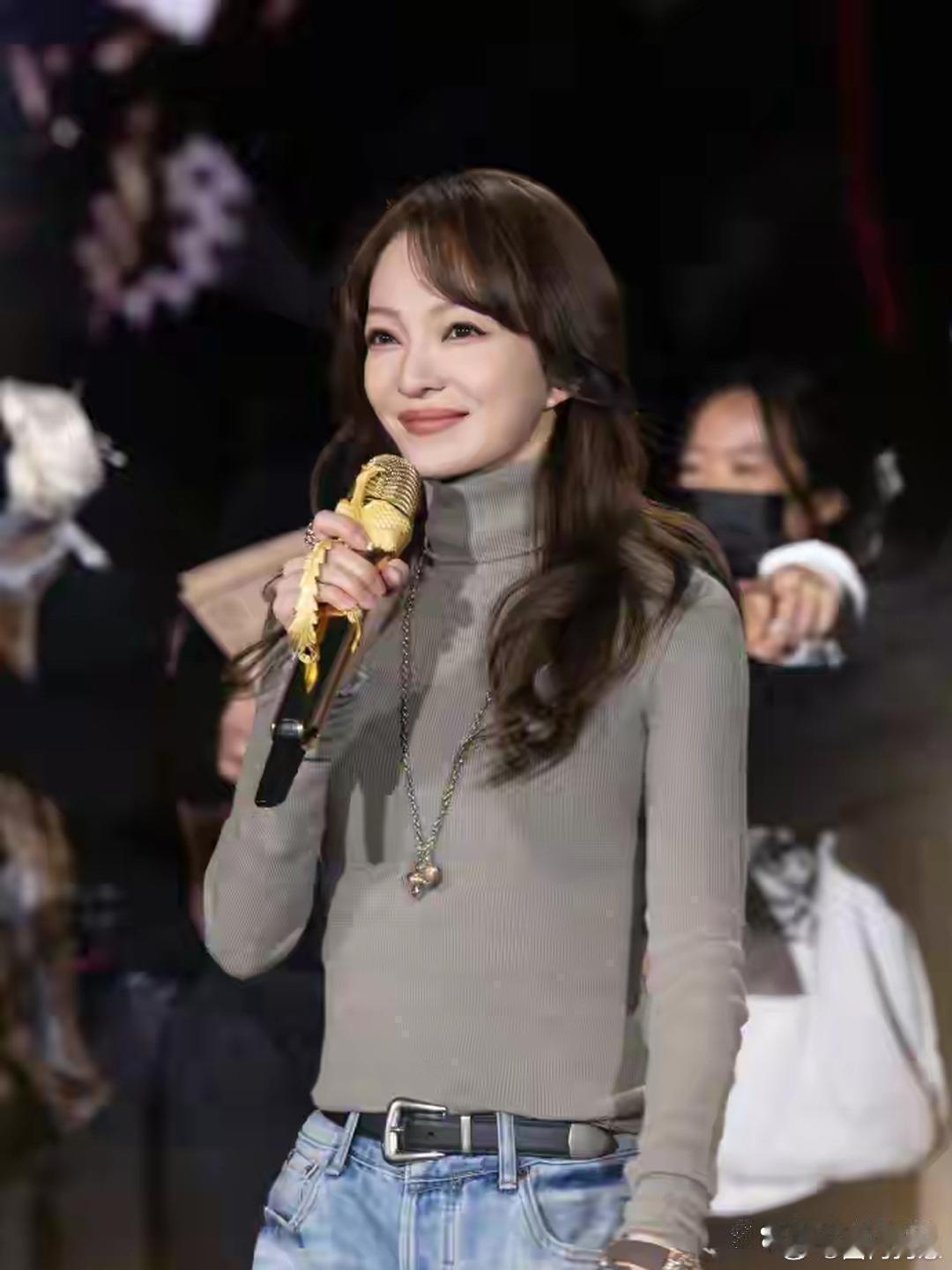 张韶涵演唱会新造型好绝，一条牛仔裤穿出简约大气范儿！