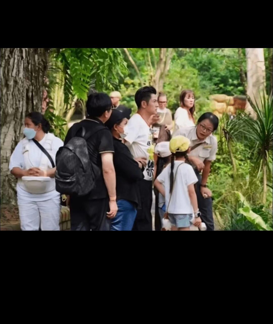 出去旅游天王的岳父背包拿伞网友还热议！我想说这有啥好热议的，他比天王还年轻，拿