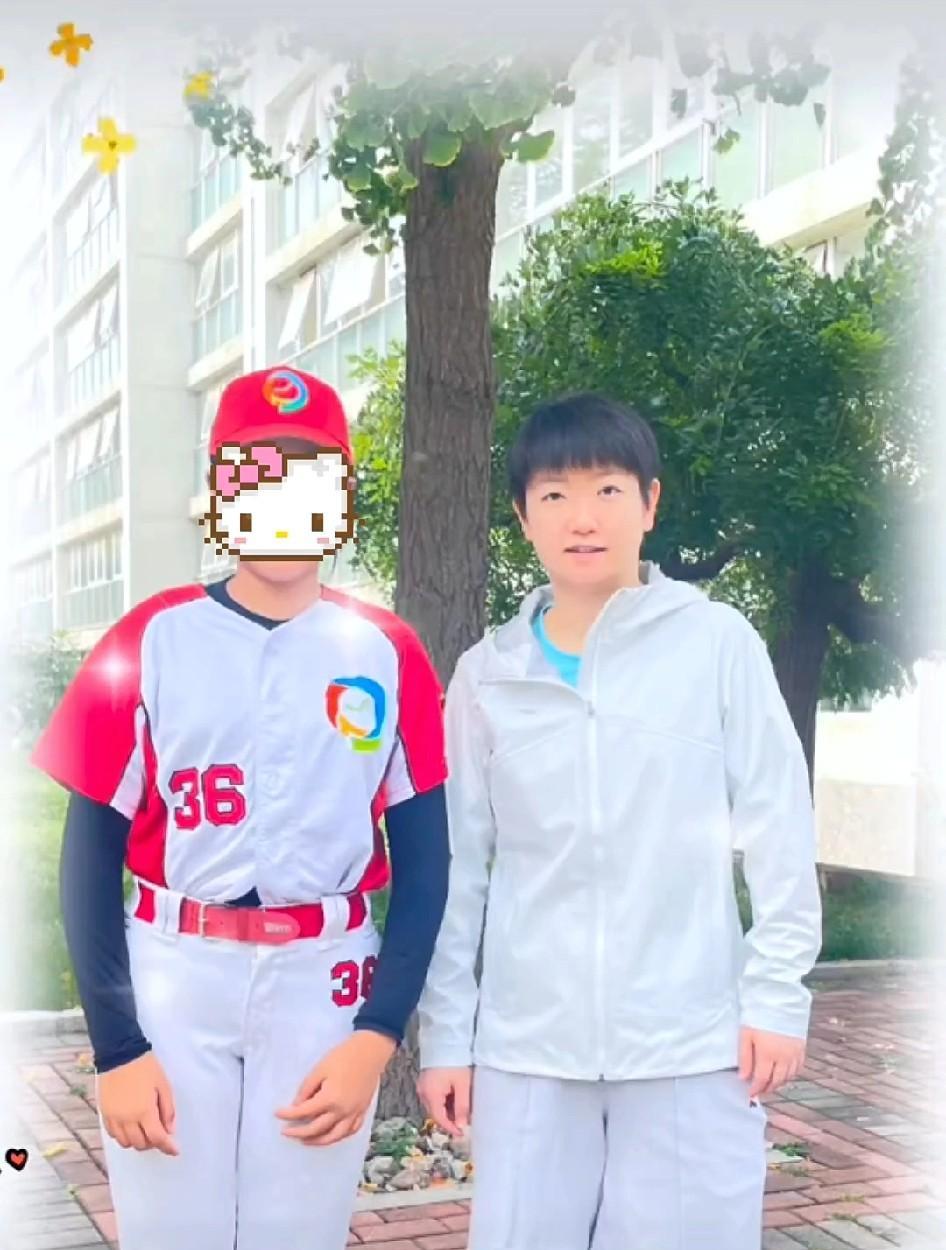 9.22新鲜的孙颖莎合影一张！哇偶今天的莎莎好清爽，这是在体总院里的合影~莎