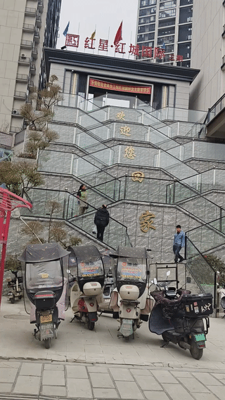 还是头一次见这样的小区大门？业主回一趟家感觉像是爬山一样？这要是腿脚不方便的