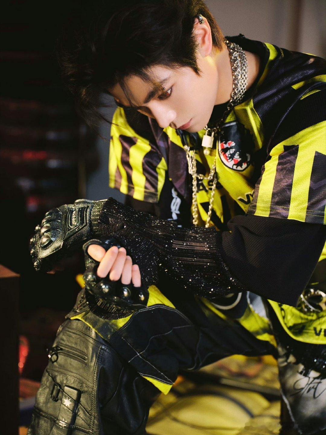 丁禹兮音乐节造型出图，还有眉钉，今日是机车少年🥵🥵