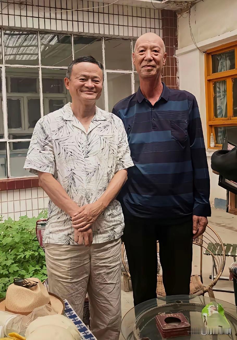 看到马云的这条裤子皱巴巴的，难道一个世界级的男人的一条裤子都没人替他电平一下吗？
