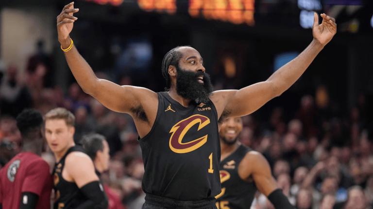 命啊!哈登骨折了？1、根据SHAMS报道，哈登遭遇右手拇指骨折骨折伤情，这才打了