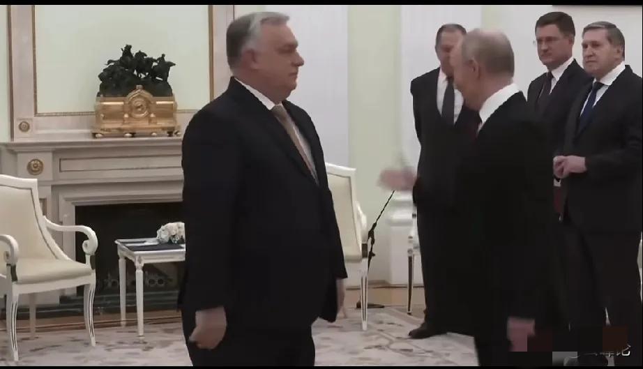 欧尔诺夫去莫斯科，向领导汇报工作情况，并接受新的任务。潜伏敌营战斗在秘密战线