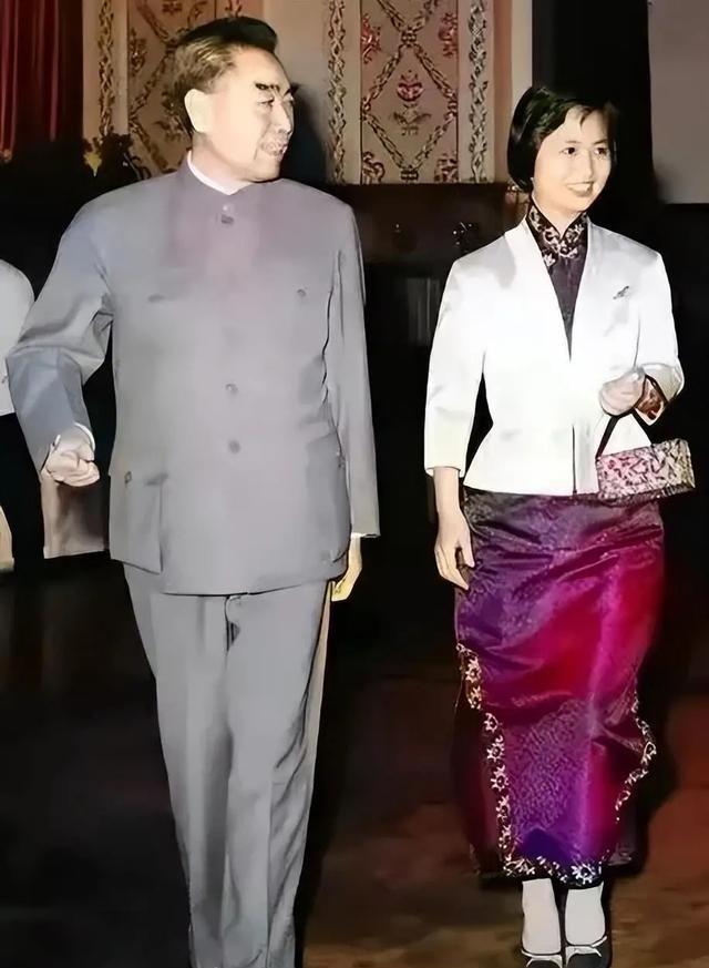 张茜长相有多美？63年她与周恩来的合影，当时的她41岁，风姿绰约1963年，