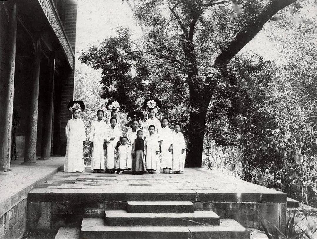 1922-1924年期间，端康皇太妃和婉蓉、文绣等人在御花园合影。坐在中间的是