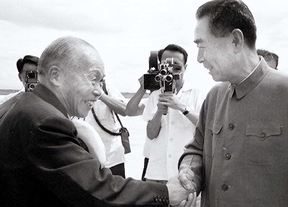 1965年，李宗仁回国，毛主席很快接见了他，给李宗仁很大面子。毛主席第一句话就