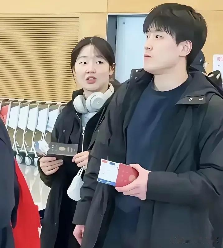 张本夺冠回到日本后：做了3件“搞笑事”首先是回到日本，在东京的机场，那步