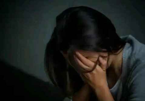 重庆，一男子酒后在街上溜达，发现一妖艳失足女，正在街边揽客，便与她进入房里，并发