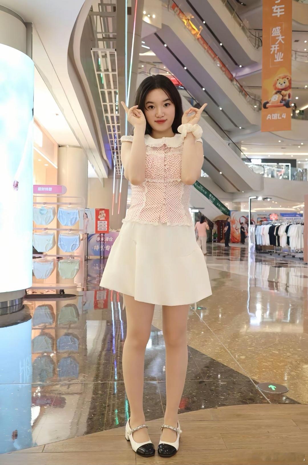 今天穿什么适合胖女孩的连衣裙美女精彩人像​​​
