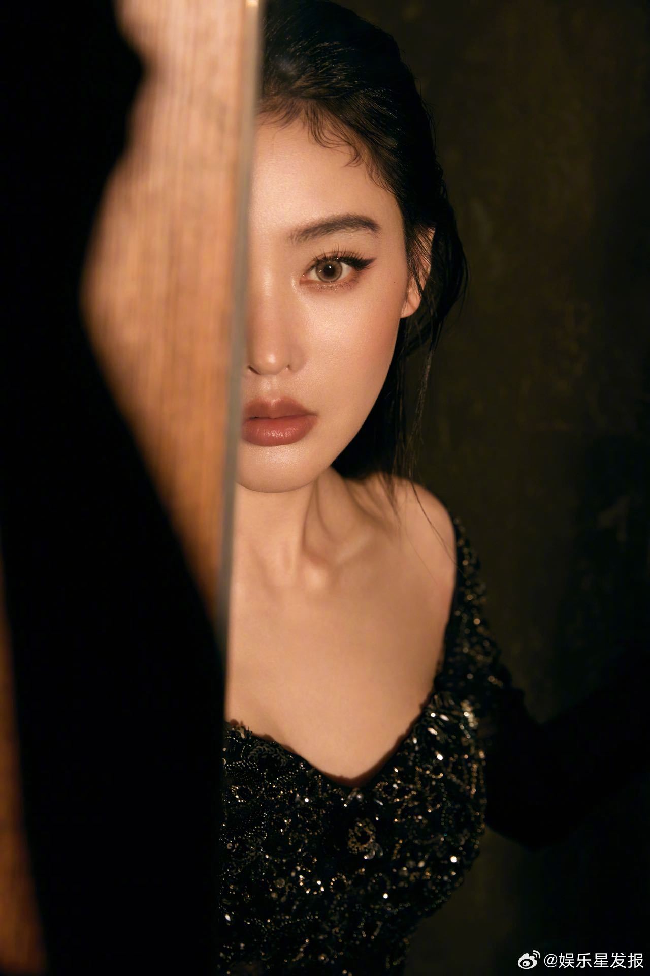 张天爱红唇黑裙造型女王来的 张天爱以一袭黑色闪钻礼裙诠释高贵与冷艳。修身的剪裁勾