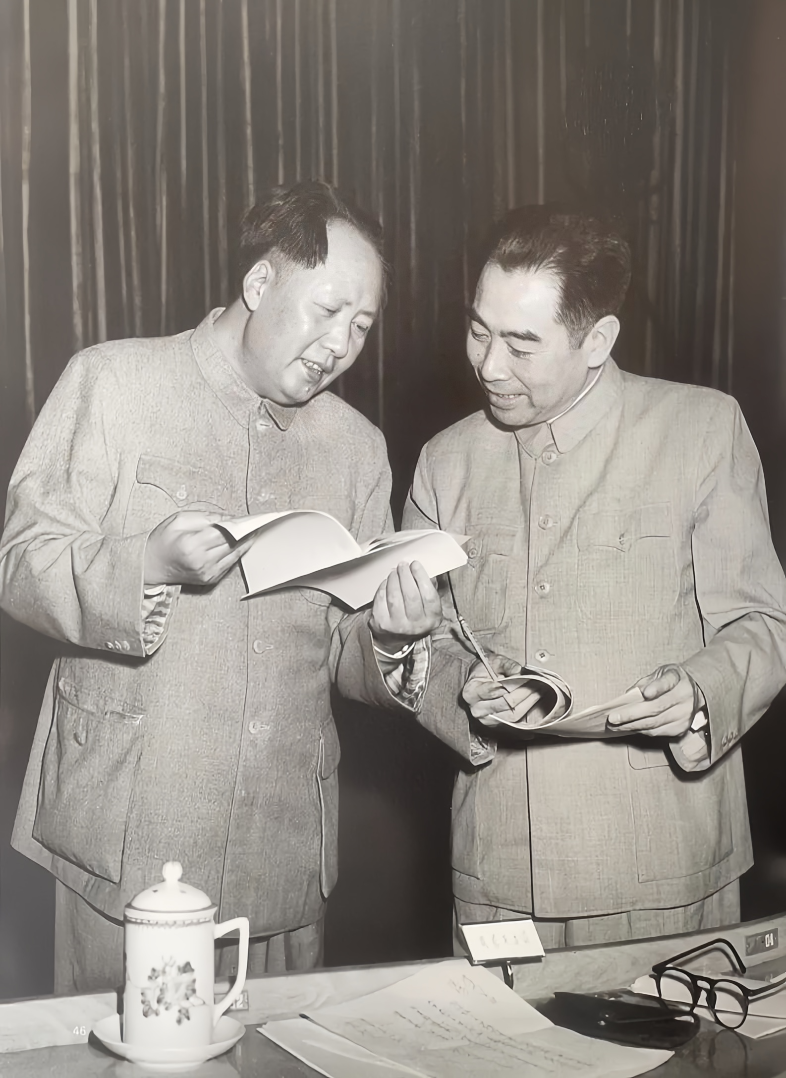 开国上将吕正操和赵尔陆，看到毛主席的词作《浣溪沙》传抄稿，有一句“长夜难明赤县天