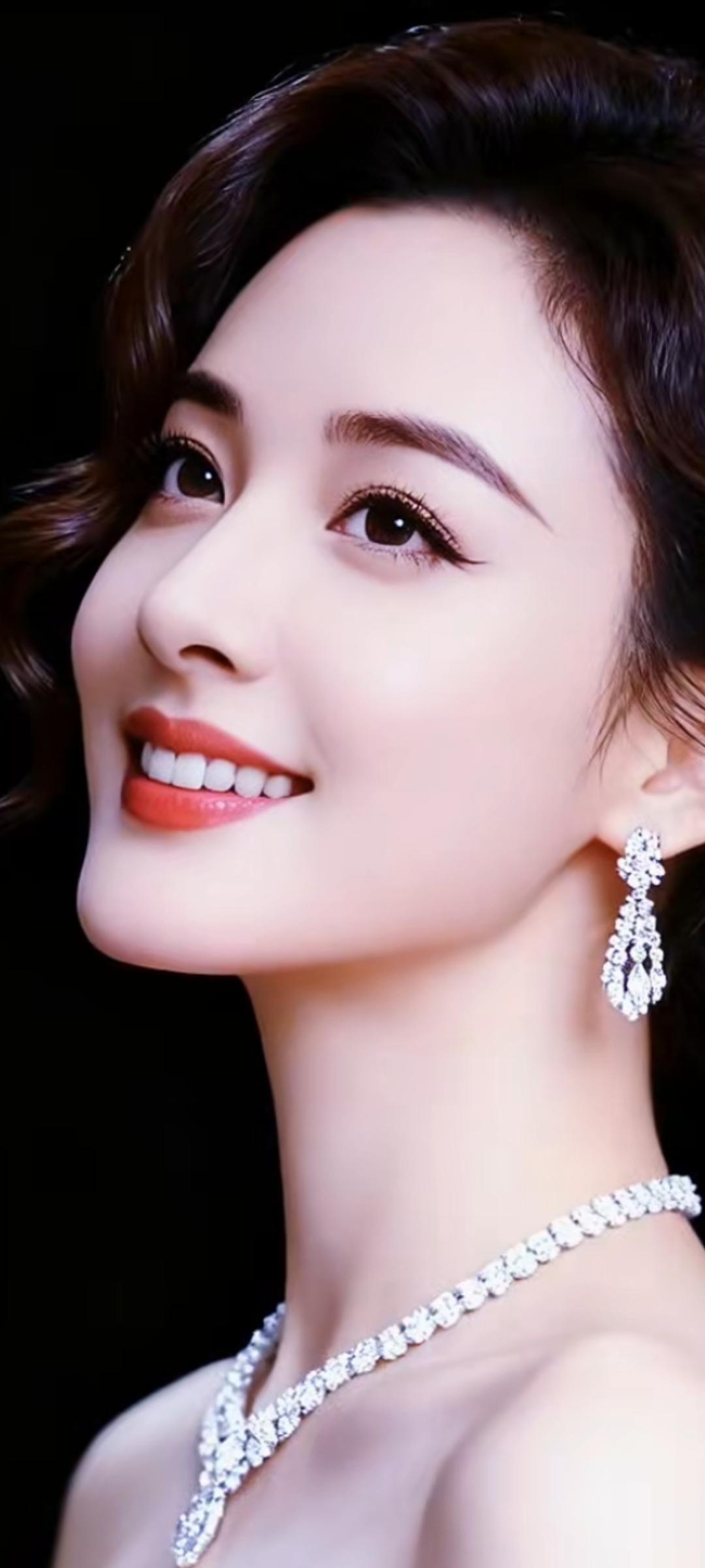 优雅微笑，闪耀珠宝，气质女神💍✨