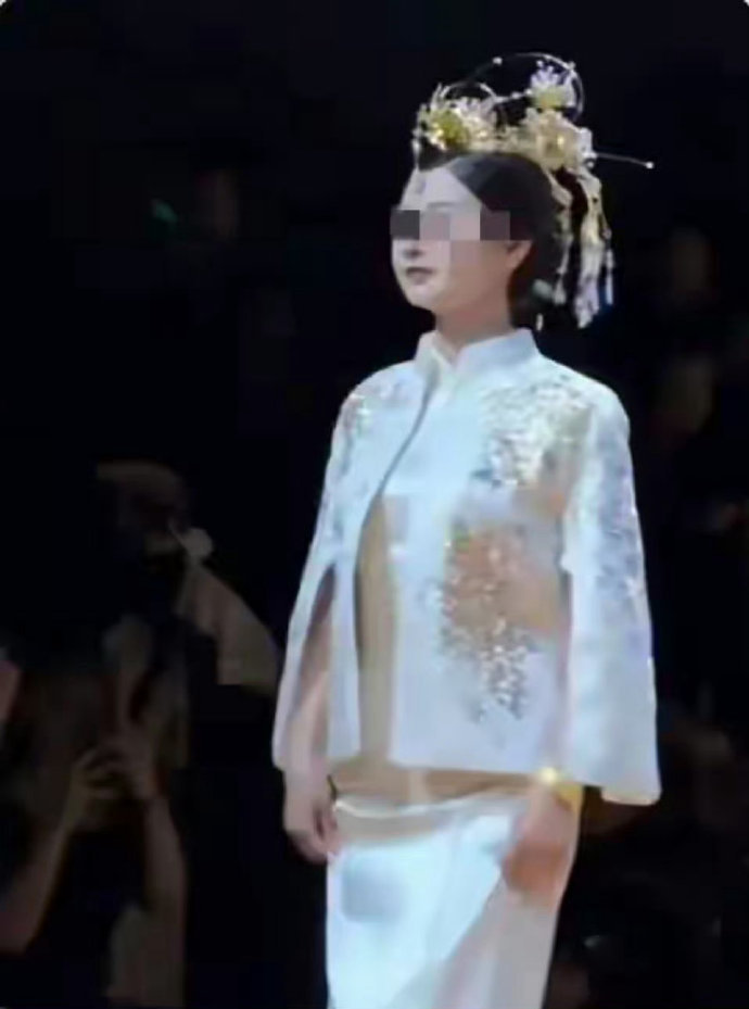 以前一直想不通时装模特为什么都是平胸，直到看了这几张照片我终于明白了