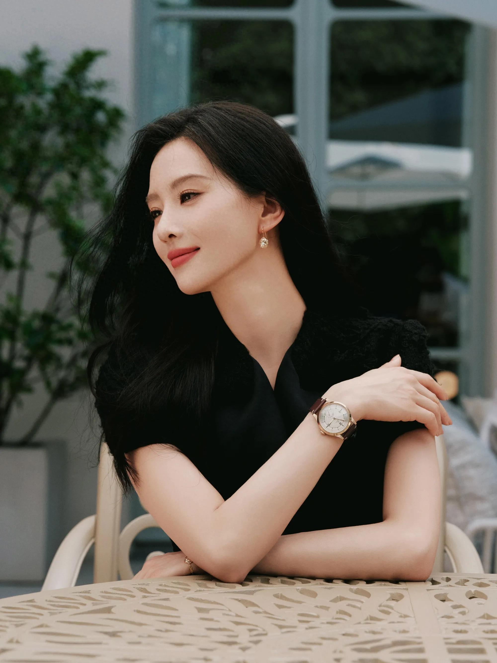 女星刘诗诗优雅极致造型：天生丽质