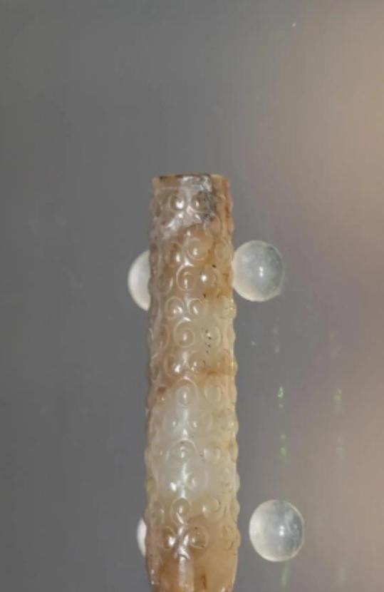这是从海昏侯刘贺的肛门处取出的玉石肛塞，名为九窍塞葬玉，有人可能要说了这古人是什