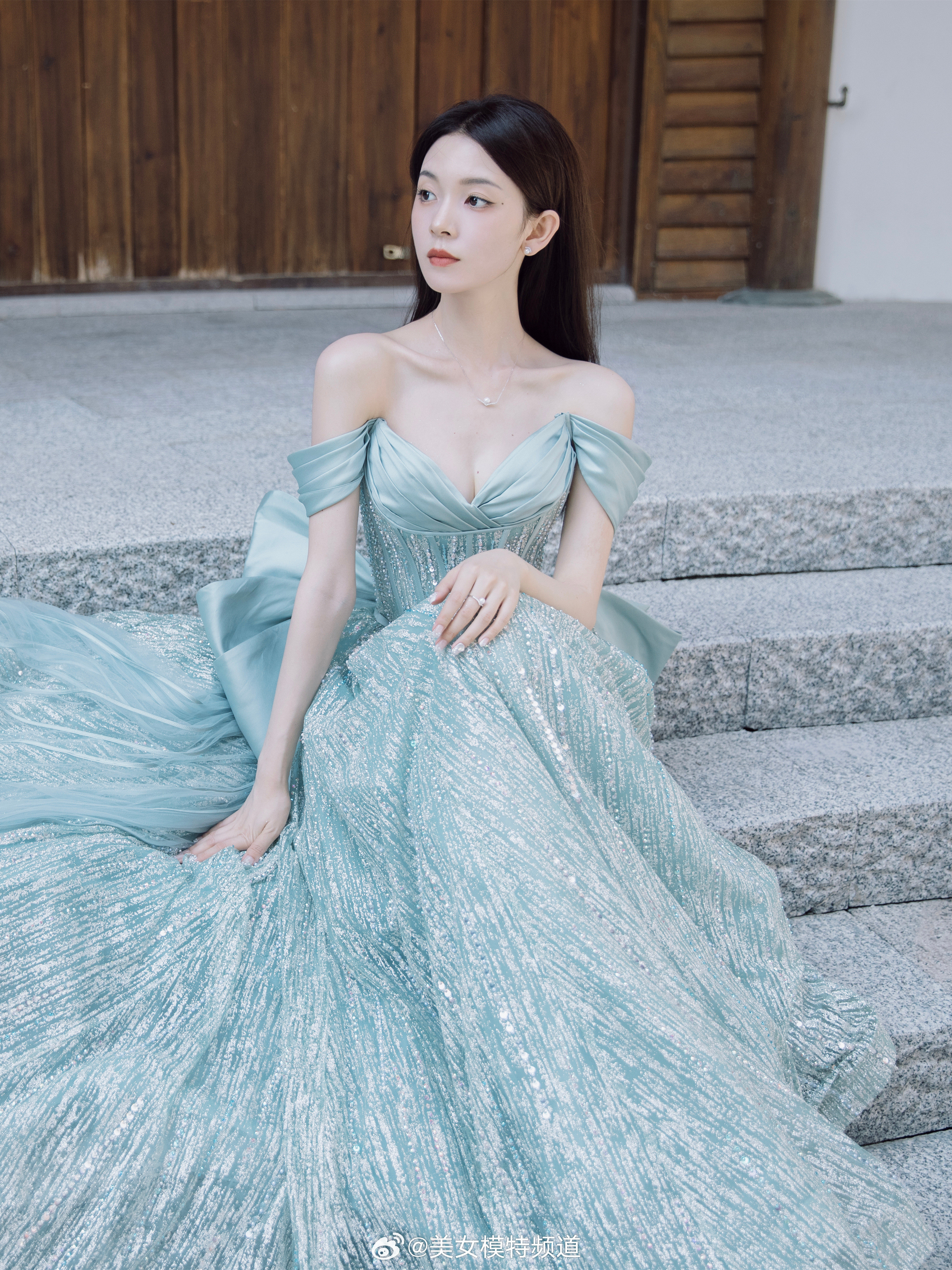 陈瑶蝴蝶结星闪礼服裙造型大片