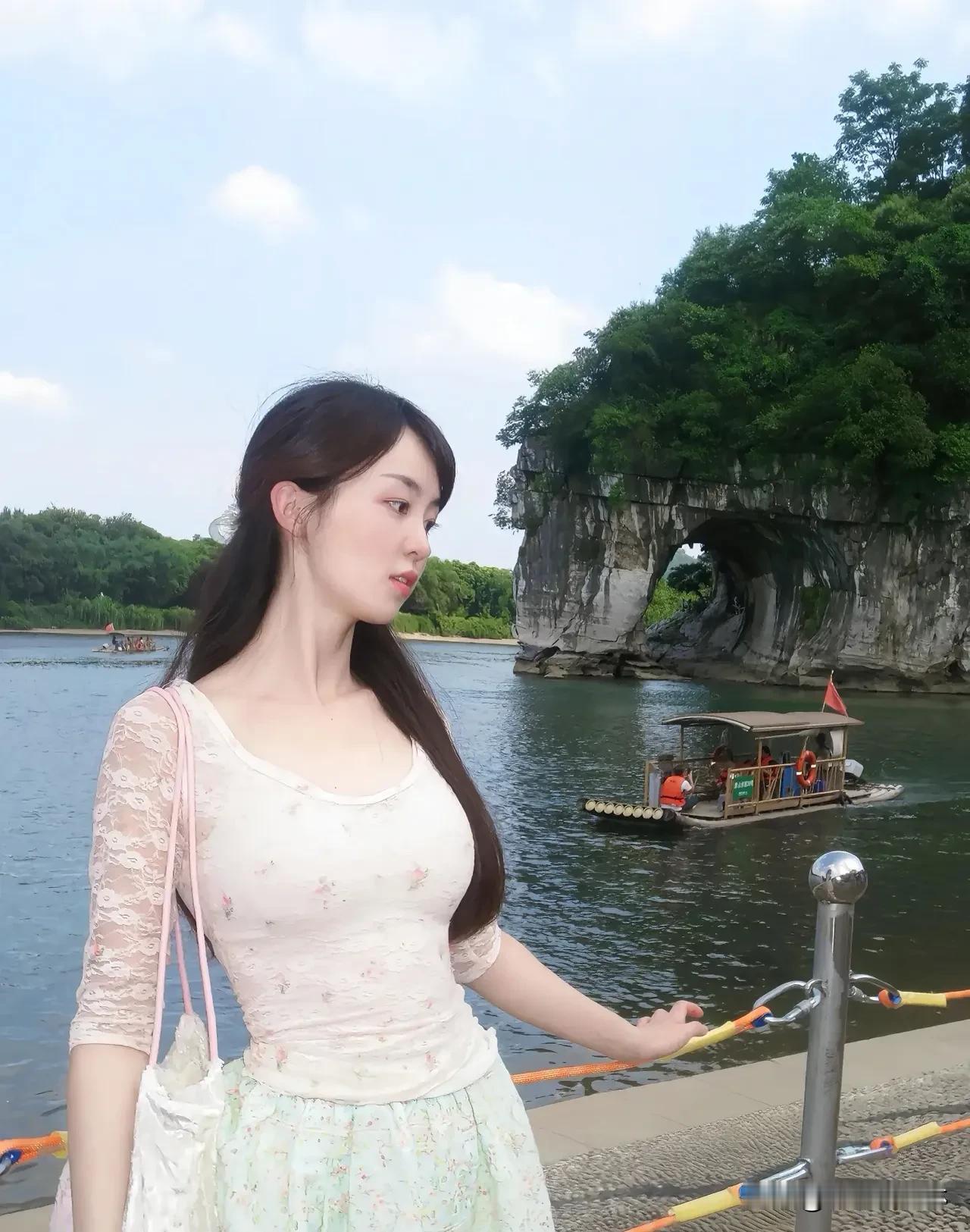 湖边漫步的治愈时光微风拂过湖面，波光粼粼，女孩独自漫步，耳机里是轻快