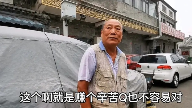 这是一条北京老胡同，这位大哥是个“板爷”，从来没上过班，一直以蹬三轮为生。今年
