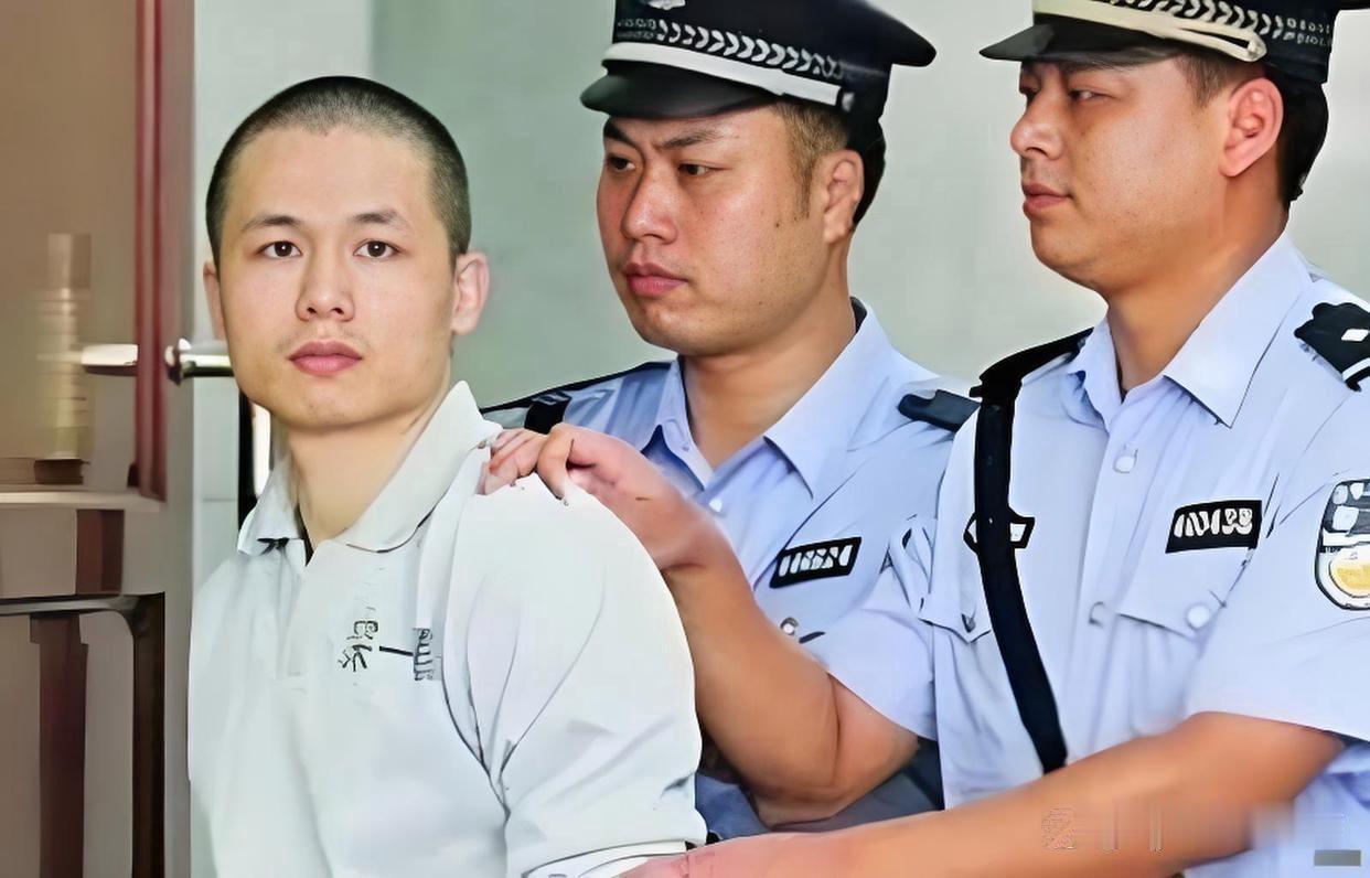 2012年7月1日凌晨，深圳龙新派出所民警李才坤刚审完一桩假案，盯着对