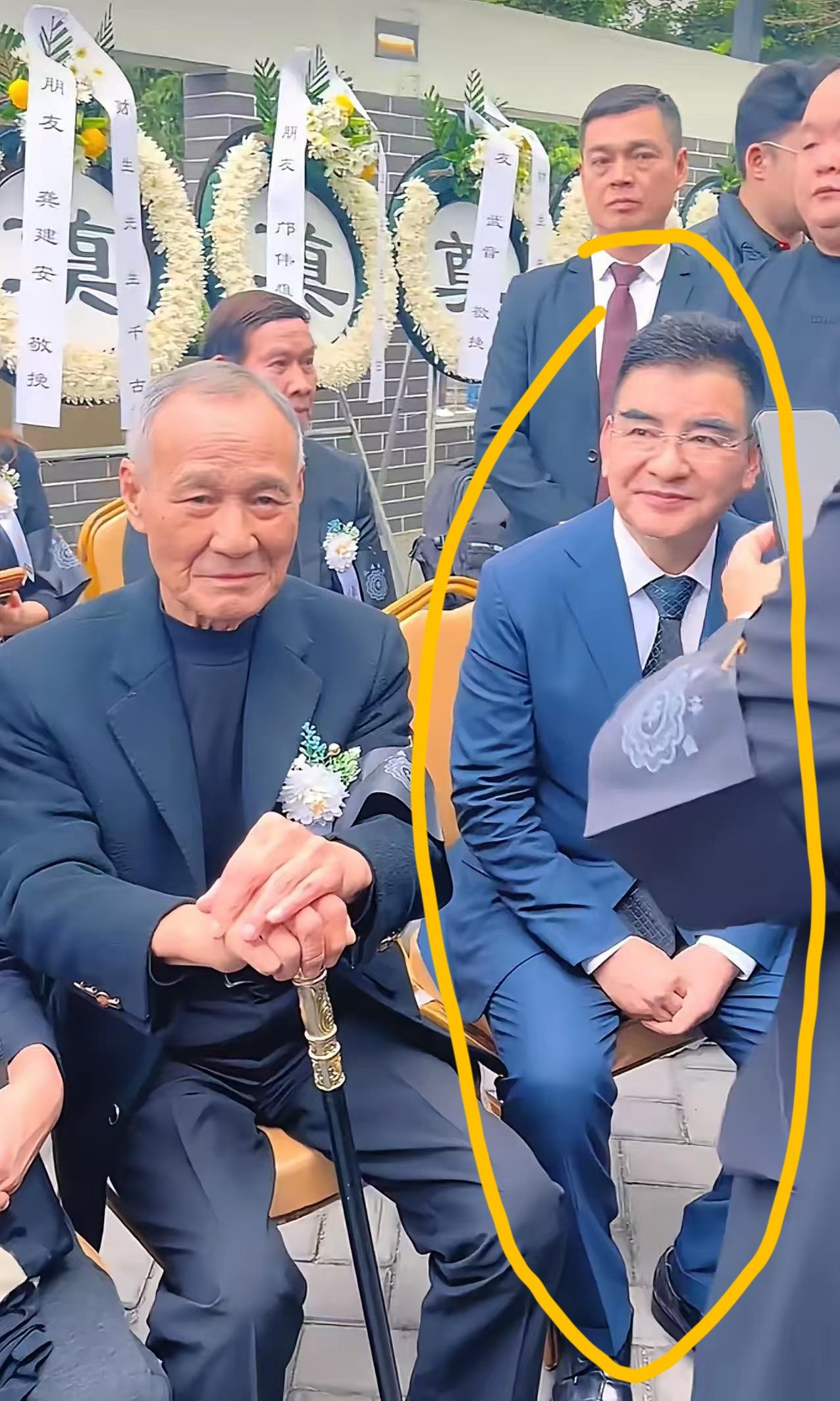 今天，梁小龙追悼会举行，最让人意想不到的一幕出现了，不是82岁的陈慧敏，