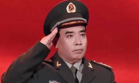 老山英雄“大胡子班长”，为了坚守阵地，连续奋战5天5夜，全身负伤33处，胃被打穿
