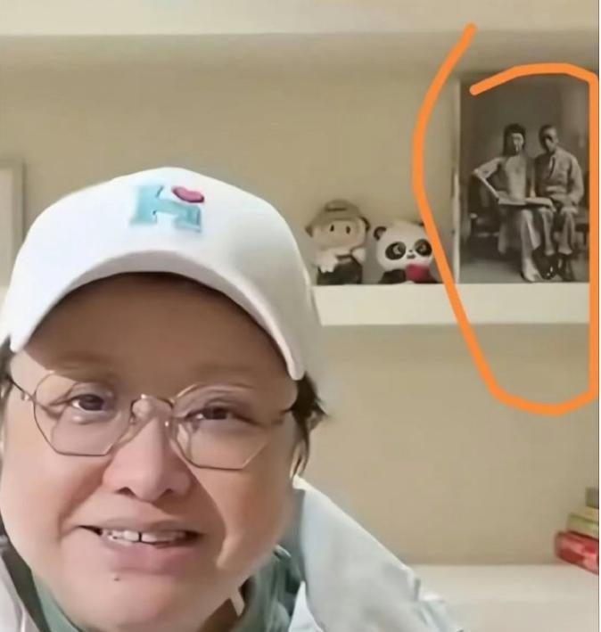 惊呆了！韩红家里居然摆着的是照片是谁？要是没看错的话，这是溥仪两口子韩红这么