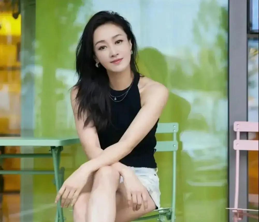 在3秒一个热搜、屁大点事都能被扒光的今天，有人为一个承诺，闭嘴了15年。陈坤儿