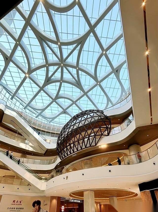 谁再说鄂尔多斯是“鬼城”，我真想把铜锣湾开业那天的照片直接甩他脸上。一天，就一