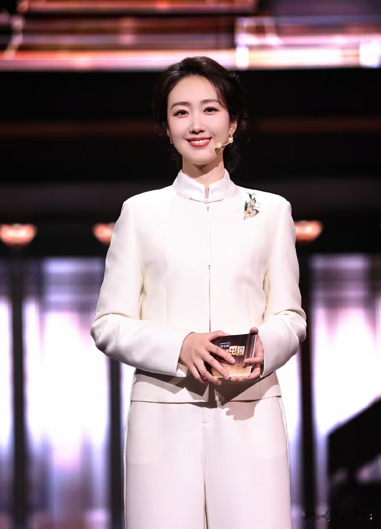 央视主持人王嘉宁这身米白色新中式套装太让人惊艳了央视主持人王嘉宁在主持《典籍