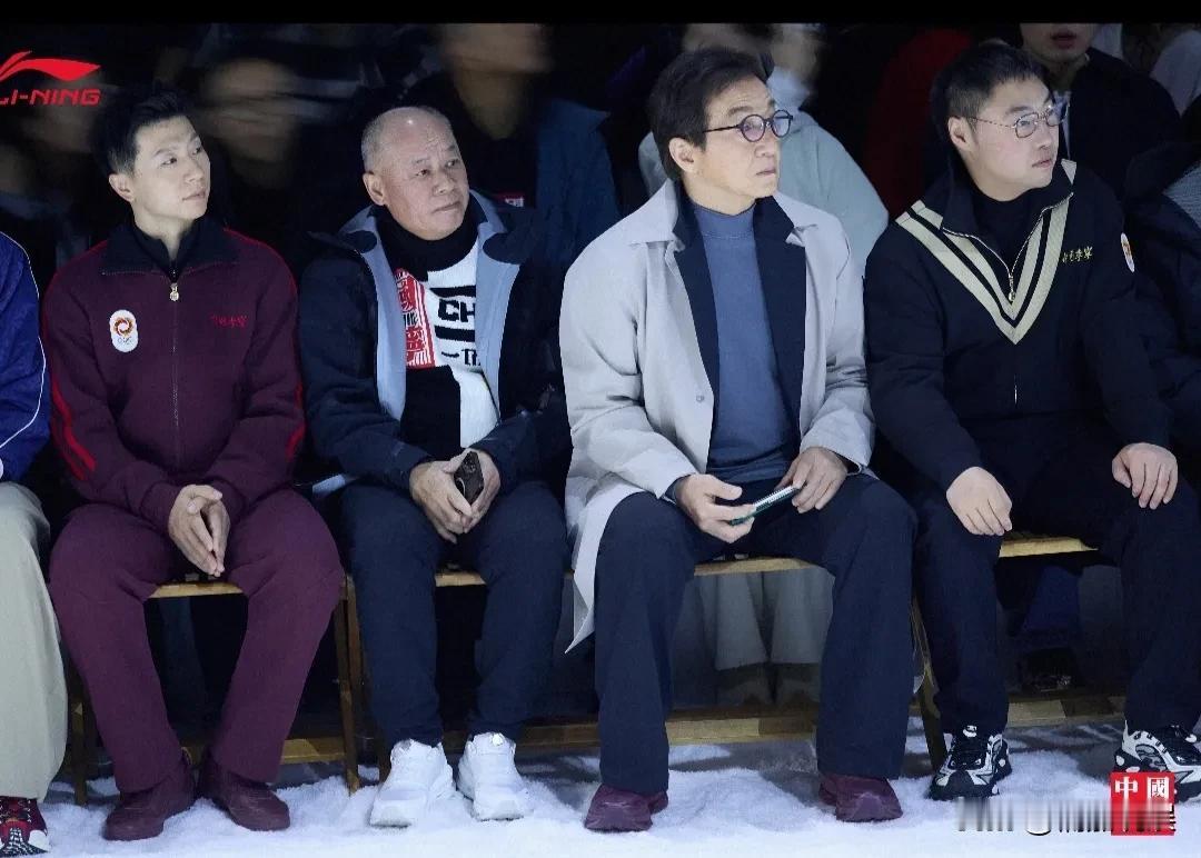 排面拉满啊！李宁，成龙，马龙三人同框米兰看秀，坐在第一排的正中间。成龙身穿灰色