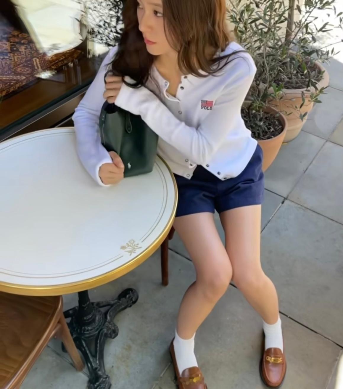 郑秀晶郑秀晶舒服的美式穿搭姐一直很爱白袜和👞​​​