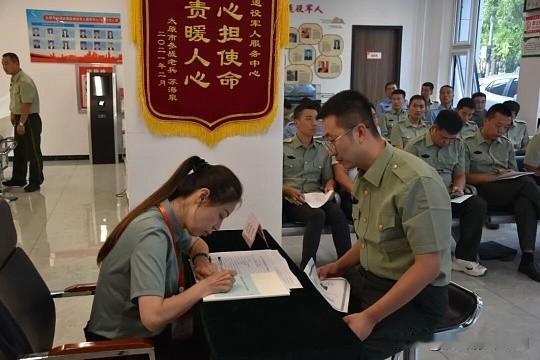 当兵12年士官退役到地方，可找哪些工作享受何种待遇？服役满12年的士官退役，属于