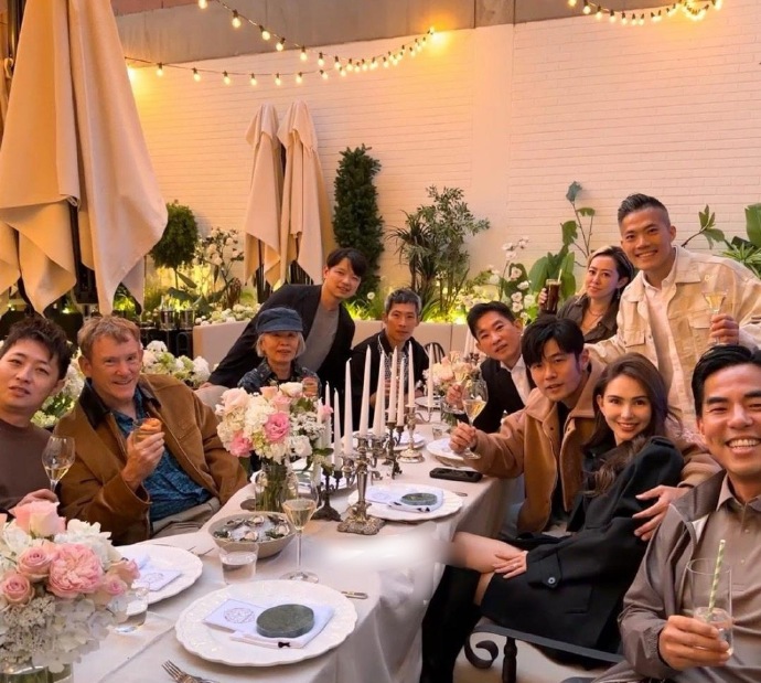 周杰伦晒照庆祝结婚11周年，夫妇俩在精致餐厅甜蜜合影。昆凌身穿黑衣笑靥如花，周杰