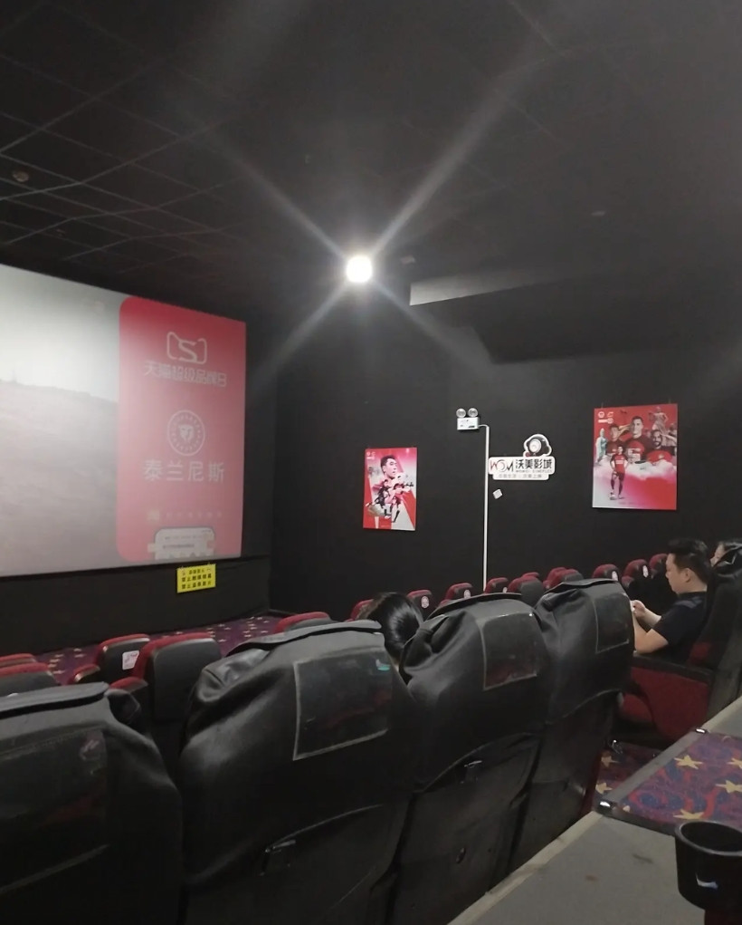 现在都没人去看电影了吗？今天周日去影院看成龙主演的《捕风追影》，本以为人会很