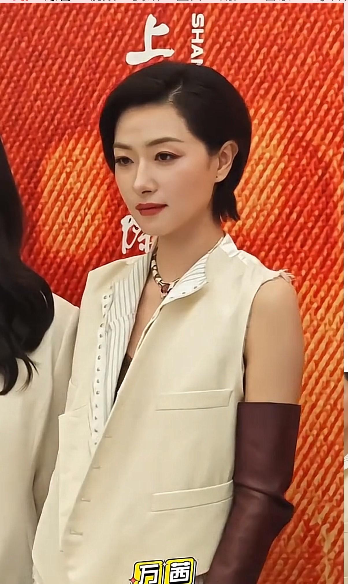 一觉醒来，万茜直接火出圈，谁也没想到，43岁的她竟然还能拿下一个影后！这次不