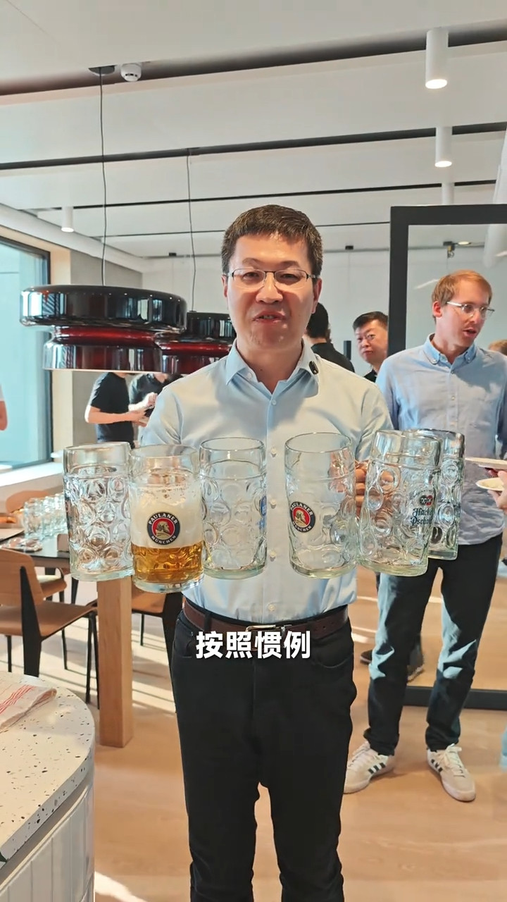 批评卢总，拿着空杯子让米粉先喝[doge]​​​